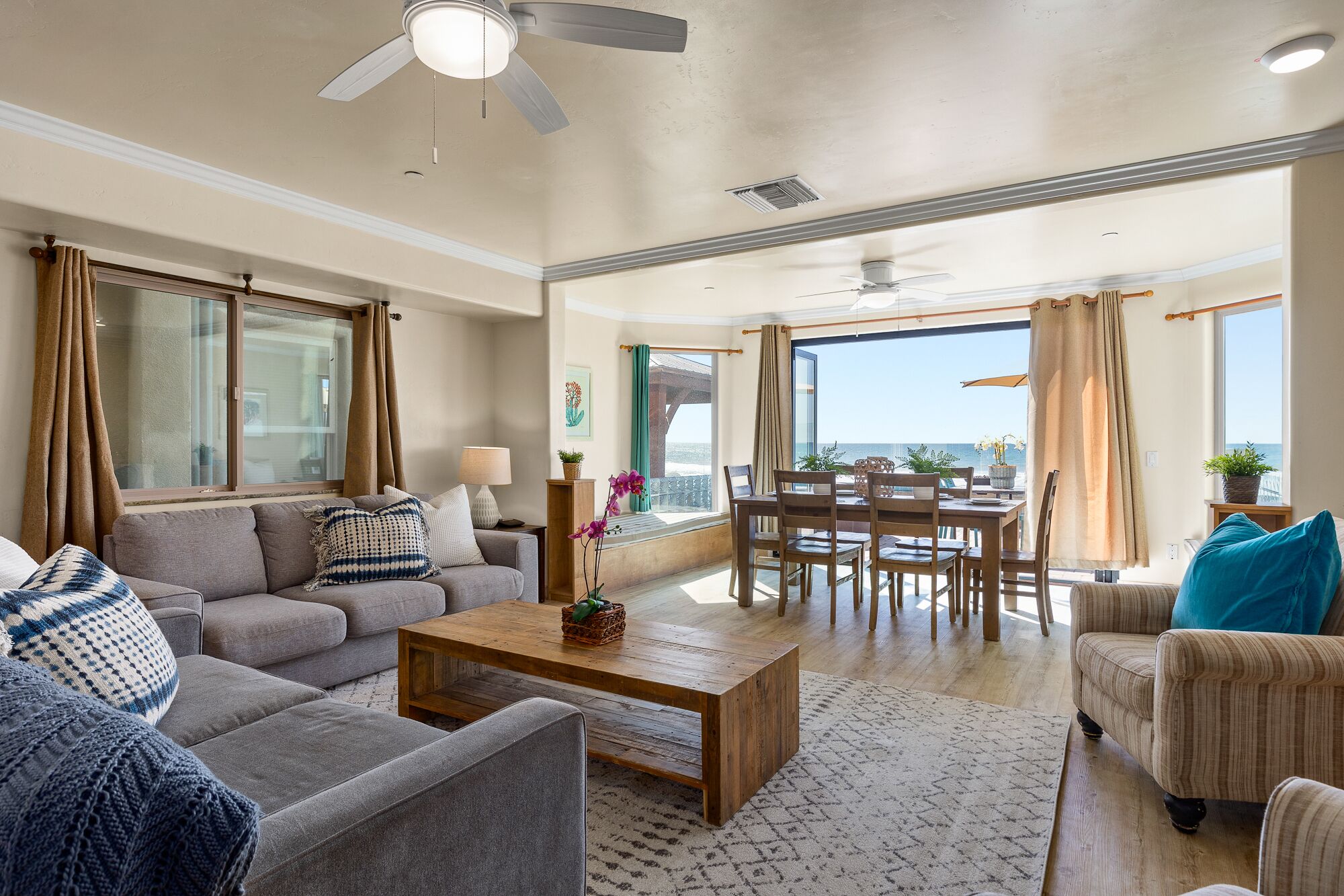Spacious Beach Level Oceanfront Triplex P819-6
