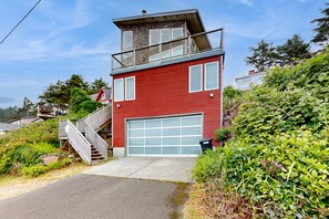 Exterior - Stunning & Modern Oceanview Home - 1.5 Blocks from the Beach (Oceanside)