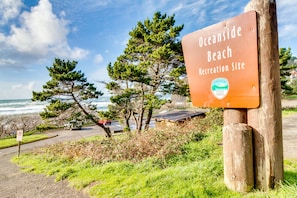 Property grounds - Stunning & Modern Oceanview Home - 1.5 Blocks from the Beach (Oceanside)