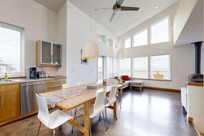 Dining - Stunning & Modern Oceanview Home - 1.5 Blocks from the Beach (Oceanside)