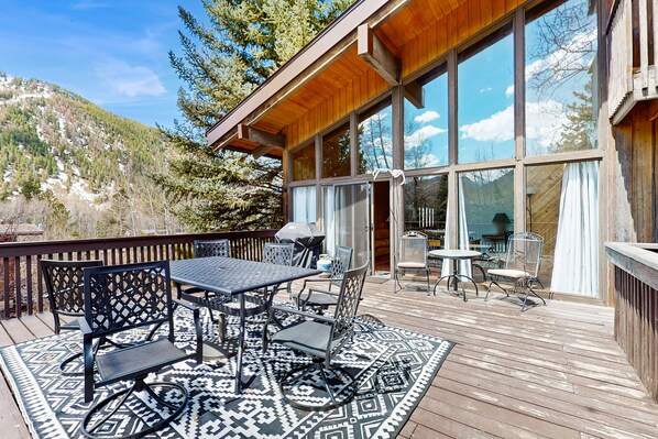 Outdoor dining - Spacious Mountain Lodge-Style Home with Free WiFi - Nearby Ski Access (Aspen)