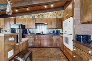 Fridge, microwave, oven, stovetop - Spacious Mountain Lodge-Style Home with Free WiFi - Nearby Ski Access (Aspen)