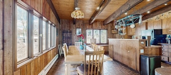 Spacious Mountain Lodge-Style Home with Free WiFi - Nearby Ski Access