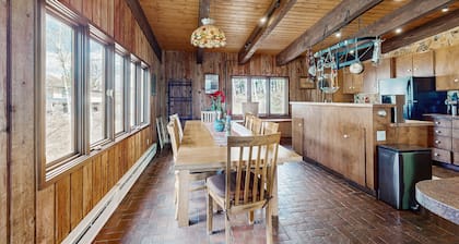 Spacious Mountain Lodge-Style Home with Free WiFi - Nearby Ski Access