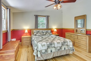 3 bedrooms, iron/ironing board, Internet, bed sheets - 20-Acre Cabin w/ Pond: 5 Mi to Biltmore Estate! (Asheville)
