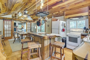 Fridge, microwave, stovetop, dishwasher - 20-Acre Cabin w/ Pond: 5 Mi to Biltmore Estate! (Asheville)
