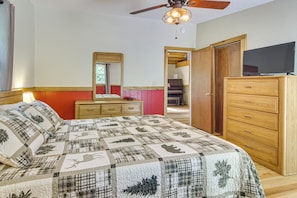 3 bedrooms, iron/ironing board, Internet, bed sheets - 20-Acre Cabin w/ Pond: 5 Mi to Biltmore Estate! (Asheville)