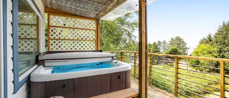 Outdoor spa tub