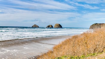 Una spiaggia nelle vicinanze