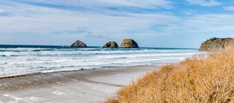 Oceanview Escape with Sweeping Views and Easy Beach Access