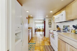 Geladeira, micro-ondas, fogão, cooktop