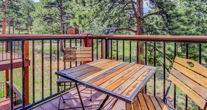 Conveniently located mountain condo with balcony, wildlife views, & golf course