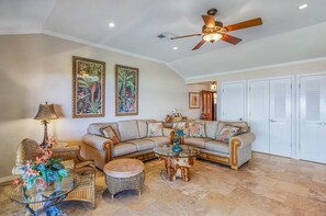 Smart TV, DVD player, stereo - 150-3 Superior Oceanfront Gold Coast Location. (Lahaina)