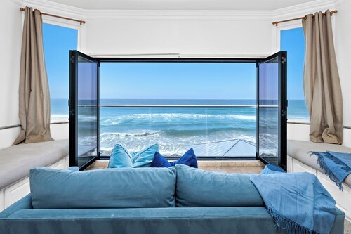 Stunning Waterfront Oasis P823-1