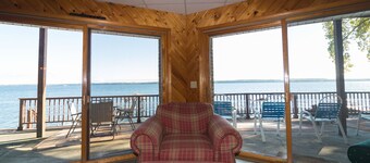 Sunrise Splendor: "Rummelig Seneca Lake Home"