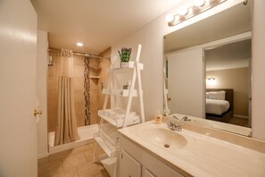 Articles de toilette gratuits, sèche-cheveux, serviettes fournies