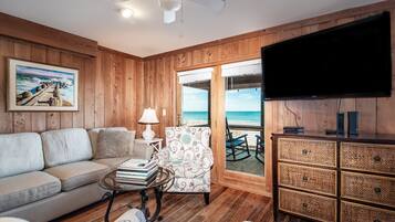 Televisio, DVD-soitin, kirjoja