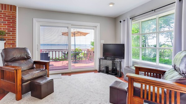 TV connectée, cheminée, lecteur de DVD, vidéothèque