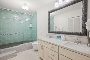 Douche, sèche-cheveux, serviettes fournies