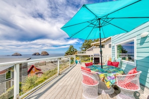 Outdoor dining - Oceanview Group Getaway in Prime Beachside Location (Oceanside)