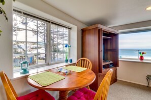 Dining - Oceanview Group Getaway in Prime Beachside Location (Oceanside)