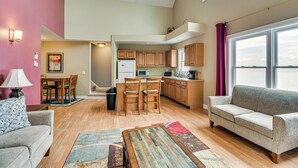 Un appartement moderne comprenant une cuisine, un coin repas et un salon.