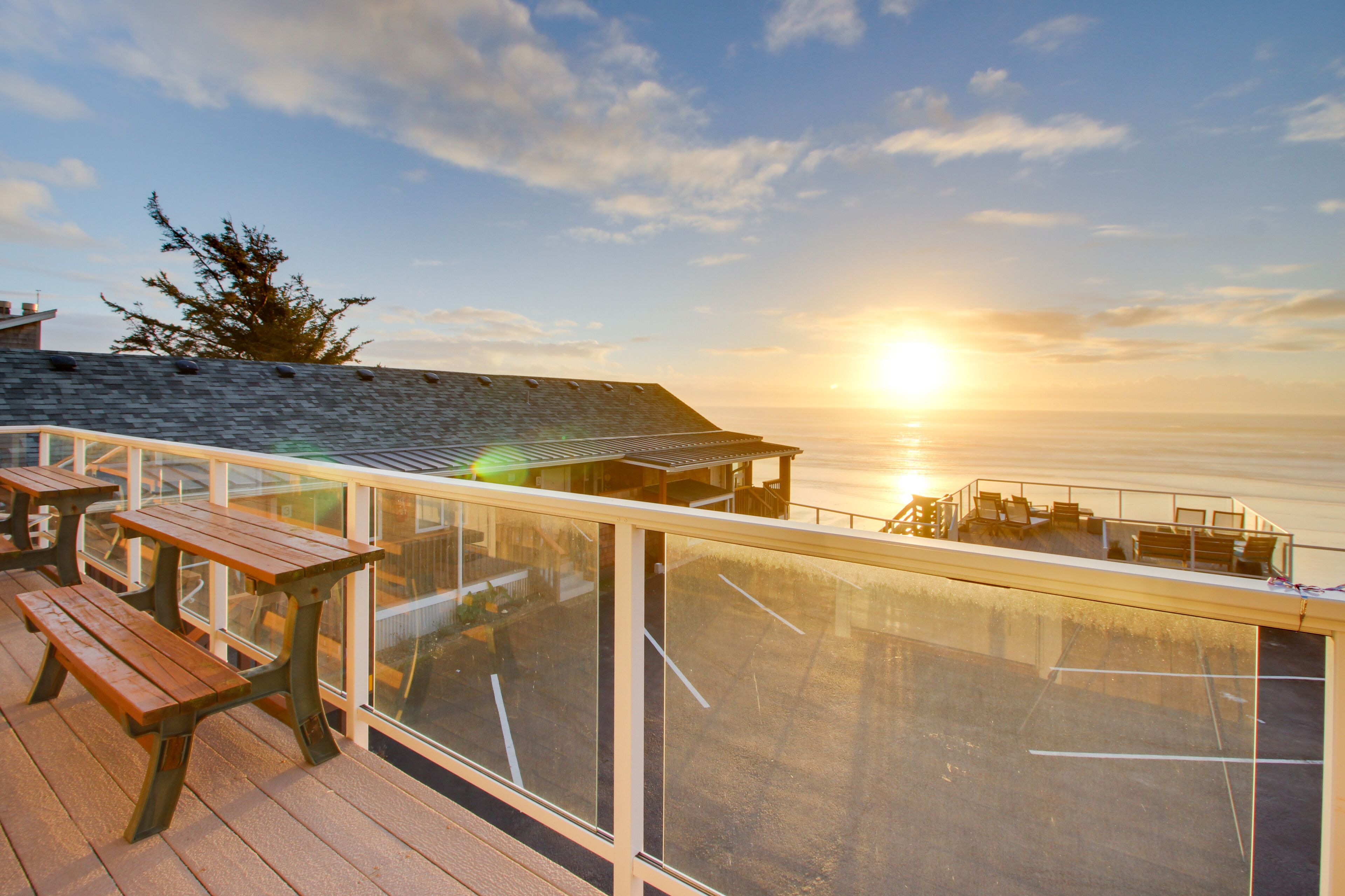 Upscale & newly remodeled oceanfront inn w/ 11 condos - Dogs welcome
