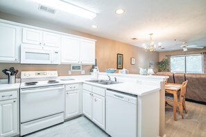 雪櫃、微波爐、焗爐、爐具