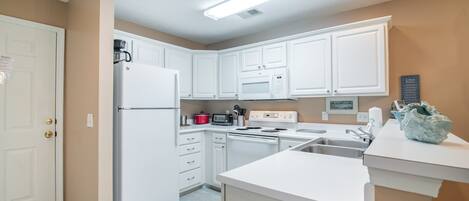 Kylskåp, mikrovågsugn, ugn och spishäll