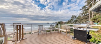 Huge dog-friendly castle with ocean-view decks 5 minutes to the beach