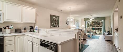 冰箱、微波炉、烤箱、炉灶