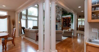 Viisi porttia: Lakeside Paradise! Seneca Lake ylellinen koti!