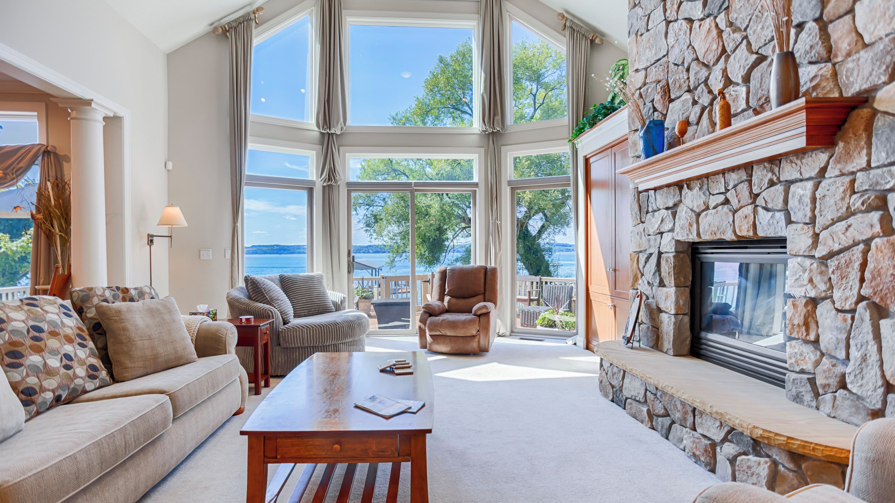 Télévision, cheminée, lecteur de DVD