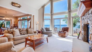 Smart TV, fireplace, DVD player