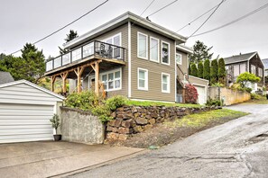Exterior - Exquisite Oceanside House w/ Pacific Views & Deck! (Oceanside)