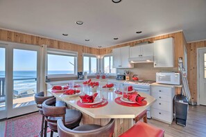 Fridge, microwave, stovetop, dishwasher - Exquisite Oceanside House w/ Pacific Views & Deck! (Oceanside)