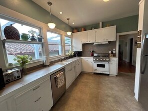 Fridge, microwave, stovetop, dishwasher