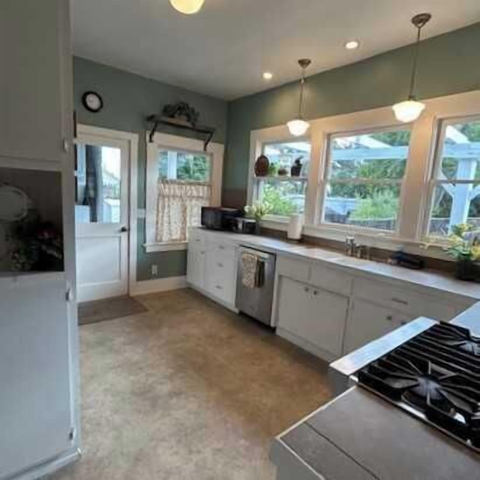 Réfrigérateur, micro-ondes, plaque de cuisson, lave-vaisselle