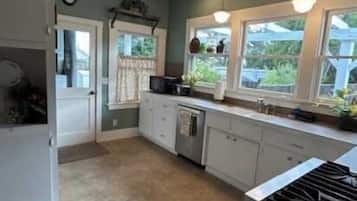 Réfrigérateur, micro-ondes, plaque de cuisson, lave-vaisselle