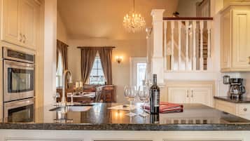 Refrigerador, microondas, placa de cocina, lavavajillas