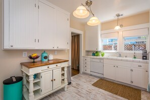 Fridge, microwave, stovetop, dishwasher - The Sycamore - Downtown Fabulous! (Paso Robles)