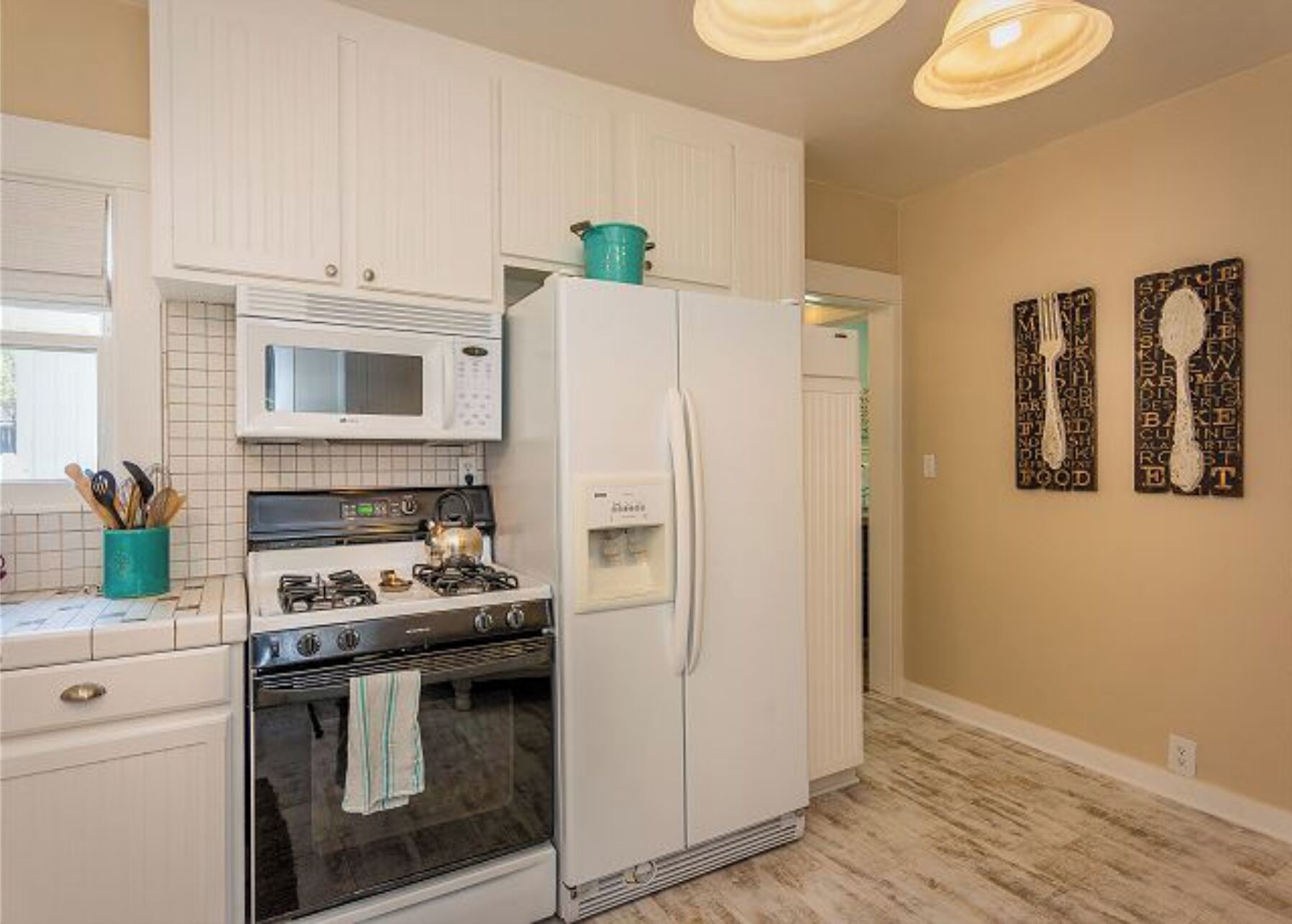 Coffee/tea maker, fridge, microwave, stovetop