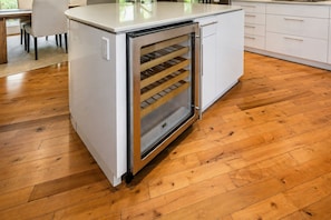 Una cocina compacta con horno integrado y suelo de madera.
