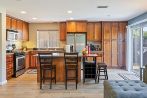 Fridge, microwave, stovetop, dishwasher