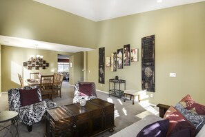 スマートテレビ、暖炉、DVD プレーヤー