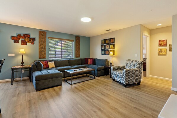 TV connectée, cheminée, lecteur de DVD