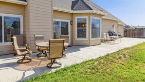 A house with a patio, outdoor seating, and a barbecue area. - Fenced BBQ Yard + Game Table | Paso Robles | Peace of Mind (Paso Robles)