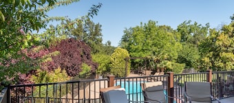 Eat Drink & be Merry! Downtown Paso with Pool and Spa!