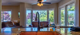 Eat Drink & be Merry! Downtown Paso with Pool and Spa!