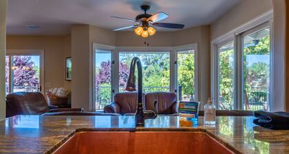 Eat Drink & be Merry! Downtown Paso with Pool and Spa!